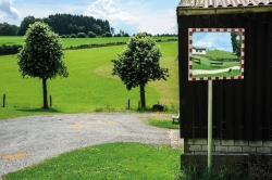 Ausblick auf einen Bauernhof und umliegende Wiesen